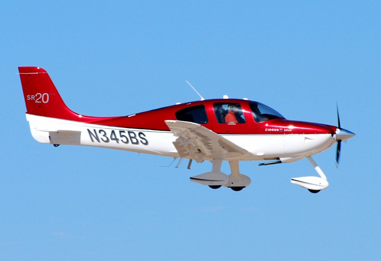 1280px-CIRRUS_DESIGN_CORP_SR20_N345BS_(2059)_(5056614400).jpg